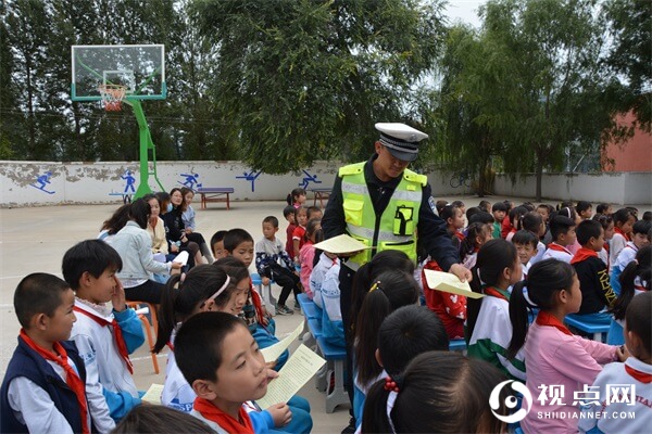 开学季 <a href=https://www.shidiannet.com/zt/jingbian/ target=_blank class=infotextkey>靖边</a>交警走进各学校上好交通安全第一课