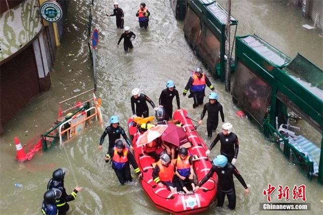 9月16日，今年第22号台风“山竹”强势来袭，给澳门带来狂风暴雨，内港等低洼地带几成泽国，水深及腰。