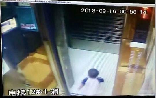 辽宁一奶奶半夜去捡废品 2岁孙子穿纸尿裤独自出门寻找