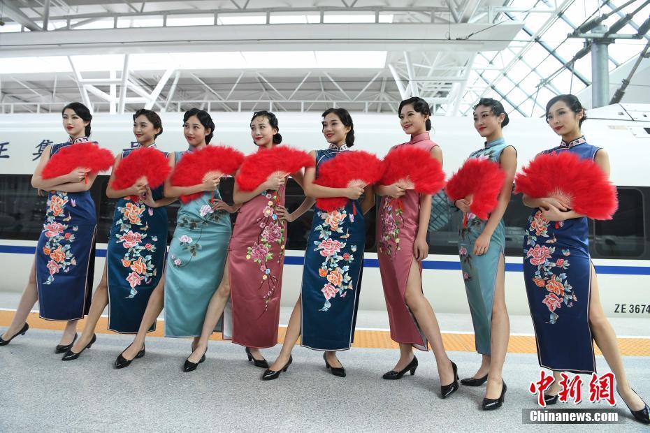 《上海千古情》艺术团美女杭州高铁站内玩穿越快闪