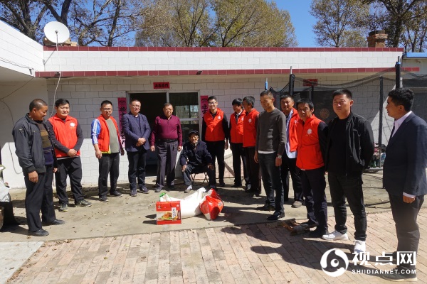 神木市大保当镇创业青年高建军段玉峰中秋节前慰问老人