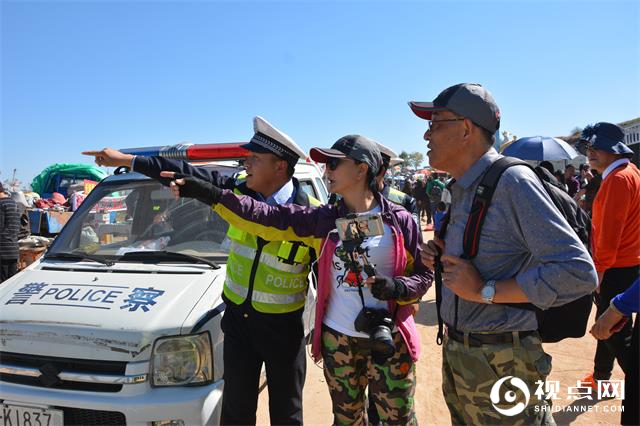 民警给游客指路.JPG