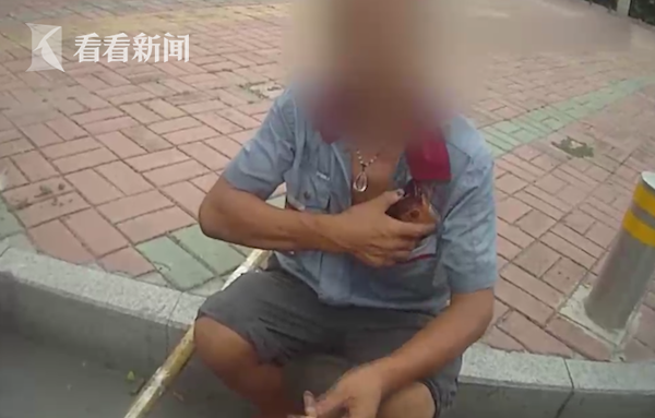 自称修红绿灯的 江苏男子当街盗窃交通抓拍设备