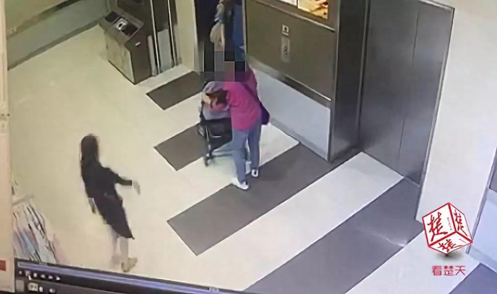武汉3岁女童超市里被陌生女子推走，妈妈冲过去拦下！
