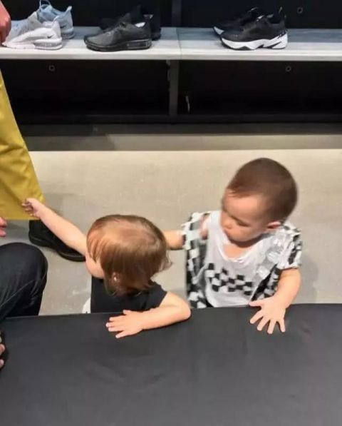 昆凌公开1岁儿子的正面照，和周杰伦一样酷！