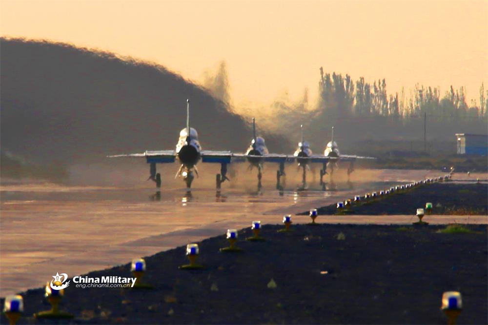 9月20日,西北某机场,碧空如洗,战鹰列阵。逐梦空天 振翅高飞——空军西安飞行学院某旅2018期新飞行员首次单飞训练掠影。