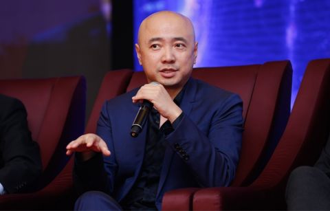 徐峥沈腾互换发型竟无违和感，无PS时代两人颜值被赞！