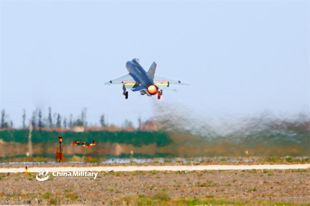9月20日,西北某机场,碧空如洗,战鹰列阵。逐梦空天 振翅高飞——空军西安飞行学院某旅2018期新飞行员首次单飞训练掠影。