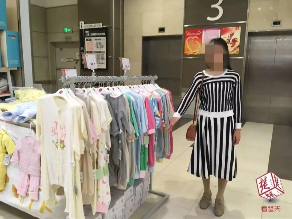 武汉3岁女童超市里被陌生女子推走，妈妈冲过去拦下！