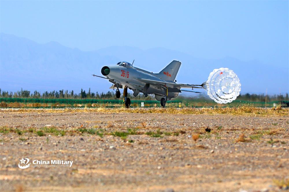 9月20日,西北某机场,碧空如洗,战鹰列阵。逐梦空天 振翅高飞——空军西安飞行学院某旅2018期新飞行员首次单飞训练掠影。