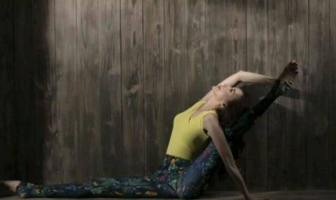 50岁萧蔷大秀高难度瑜伽动作 身体被折成了135度