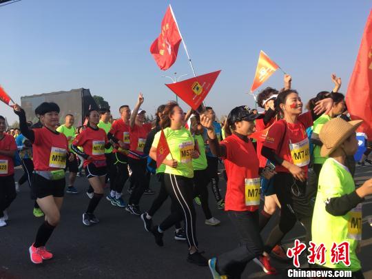 81岁老人参加万人竞跑2018池州国际马拉松