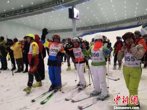 中国首届大众高山滑雪混合赛首站在哈尔滨开赛