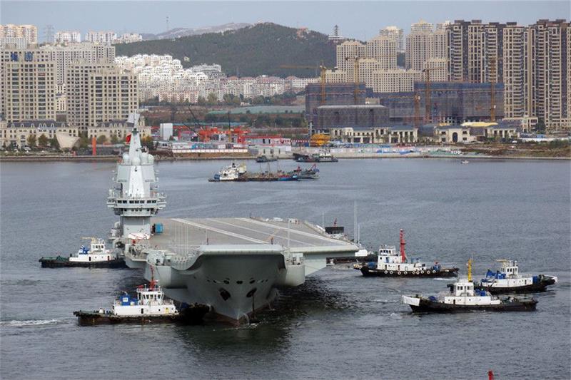 中国首艘国产航母第三次海试 保障船随同出海