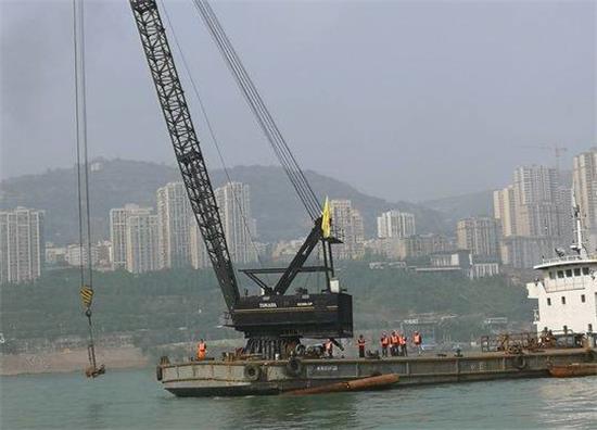 重庆公交坠江处水深约80米 准备起吊公交车