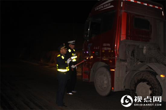 清涧九里山治超站路警联合开展夜间治超突击行动