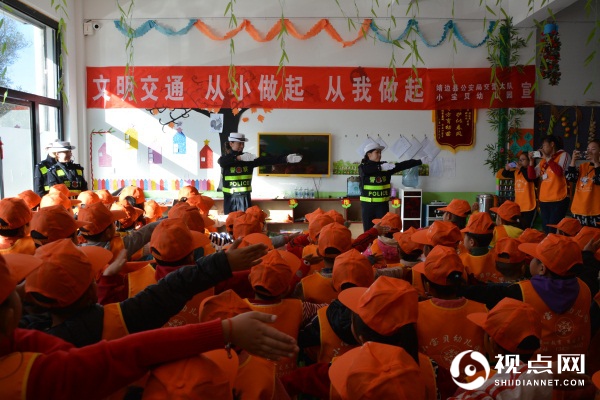 民警带领孩子们学习交通安全手势.JPG