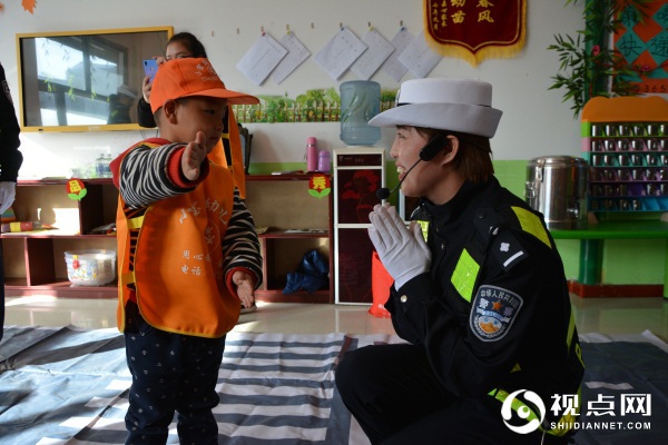 民警检验孩子学习成果.JPG