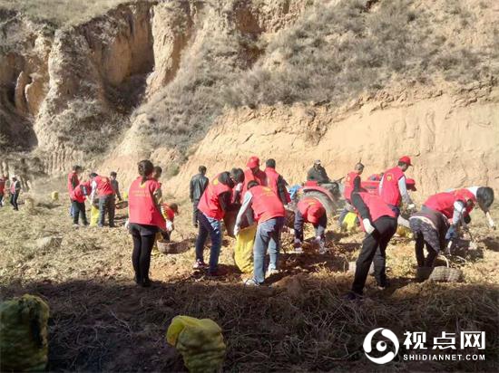 清涧九里山治超站精准<a href=https://www.shidiannet.com/zt/fupin/ target=_blank class=infotextkey>扶贫</a>正当时 助农秋收送亲情