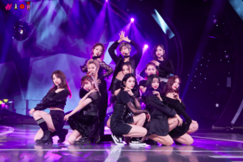 火箭少女久违合体表演：杨超越C位很显眼 yamy短发最惊艳