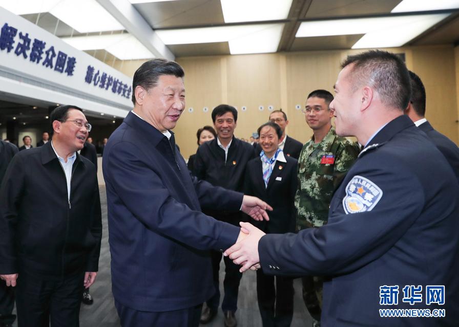 这是<a href=https://www.shidiannet.com/zt/xijinping/ target=_blank class=infotextkey>习近平</a>在浦东新区城市运行综合管理中心同工作人员亲切握手。 新华社记者 谢环驰 摄