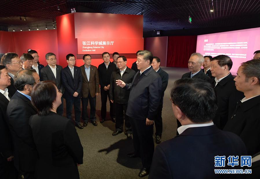 这是<a href=https://www.shidiannet.com/zt/xijinping/ target=_blank class=infotextkey>习近平</a>在张江科学城展示厅同在场的科技工作者亲切交谈。 新华社记者 李学仁 摄