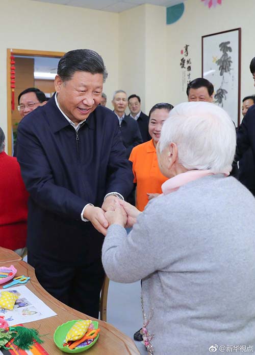 这是<a href=https://www.shidiannet.com/zt/xijinping/ target=_blank class=infotextkey>习近平</a>在虹口区市民驿站嘉兴路街道第一分站托老所同老年居民亲切握手。 新华社记者 谢环驰 摄