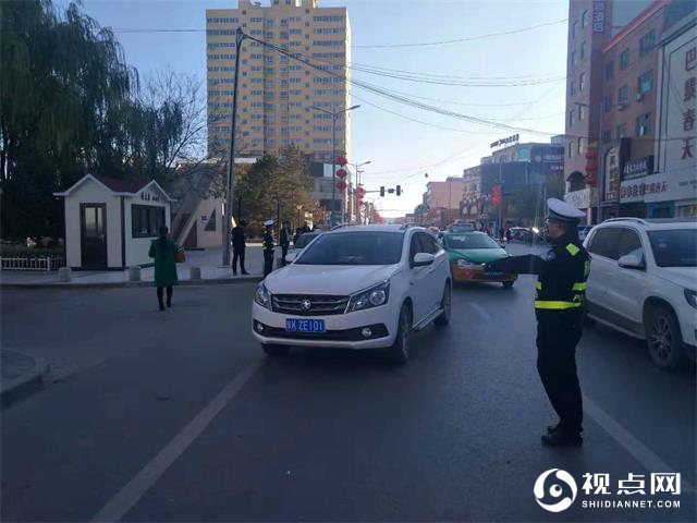 民警在各路口设卡检查过往车辆.jpg