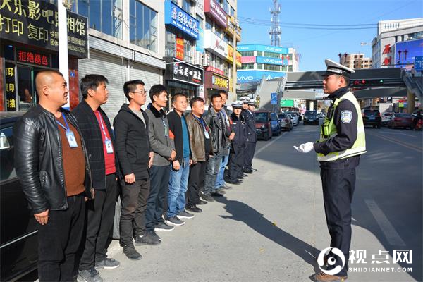 民警对志愿者进行岗前培训.JPG