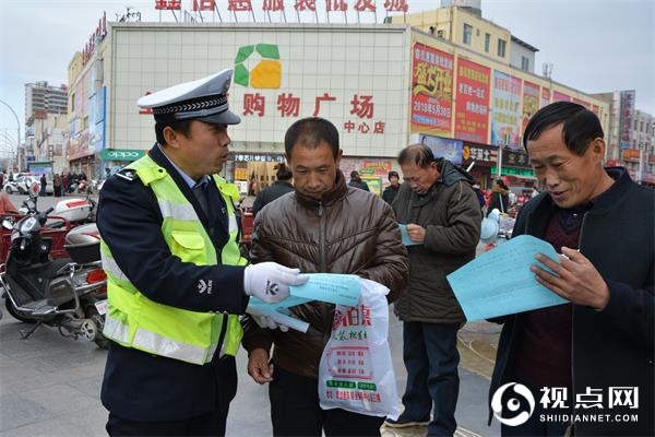 靖边交警走街串巷宣讲交通安全知识给广大市民带来福祉