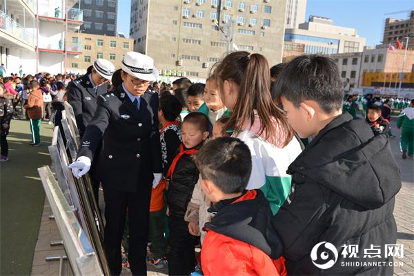 “细节关乎生命，安全文明出行”靖边交警交通安全进校园