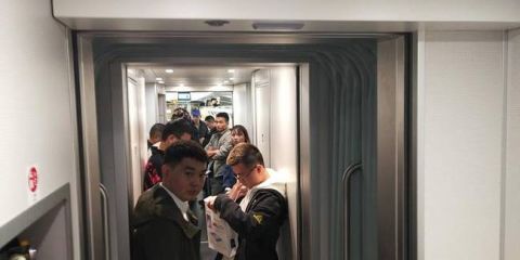 温州动车闪现火花 因受电弓有异物导致故障