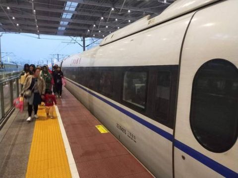 温州动车闪现火花 因受电弓有异物导致故障