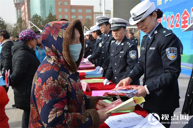 <a href=https://www.shidiannet.com/zt/jingbian/ target=_blank class=infotextkey>靖边</a>交警八个精彩镜头倡导“小细节关系大安全”理念