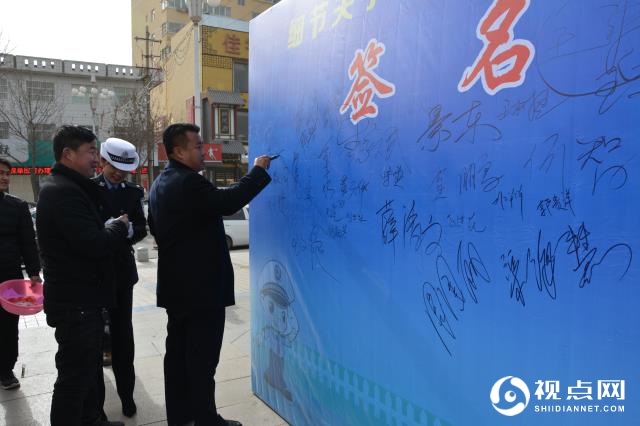 <a href=https://www.shidiannet.com/zt/jingbian/ target=_blank class=infotextkey>靖边</a>交警八个精彩镜头倡导“小细节关系大安全”理念