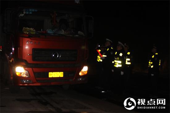 清涧九里山治超站路警联合开展夜晚超限车辆突击检查