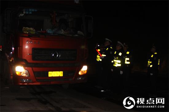 清涧九里山治超站路警联合开展夜晚超限车辆突击检查