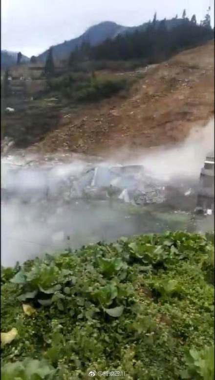泸州叙永县分水镇发生山体滑坡 多人被困