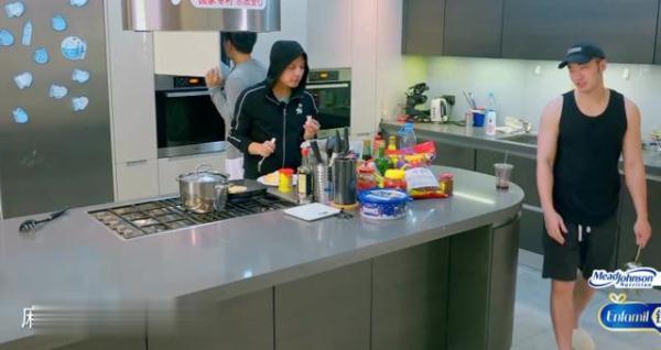 阿娇素颜吃早餐 一大早就被赖弘国宠成公主 太幸福了