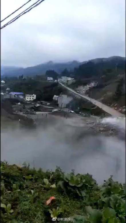 泸州叙永县分水镇发生山体滑坡 多人被困