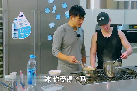 阿娇素颜吃早餐 一大早就被赖弘国宠成公主 太幸福了