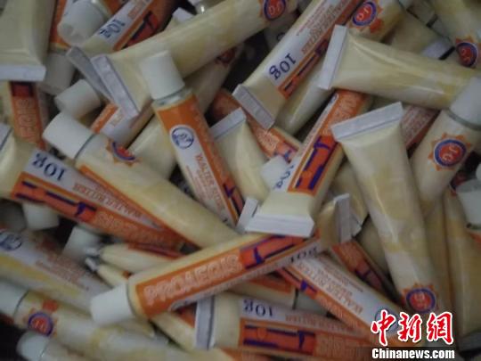 美容院＂秘密武器＂成本仅1元 警方捣毁制假窝点