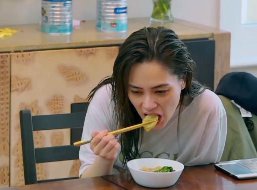 阿娇素颜吃早餐 一大早就被赖弘国宠成公主 太幸福了