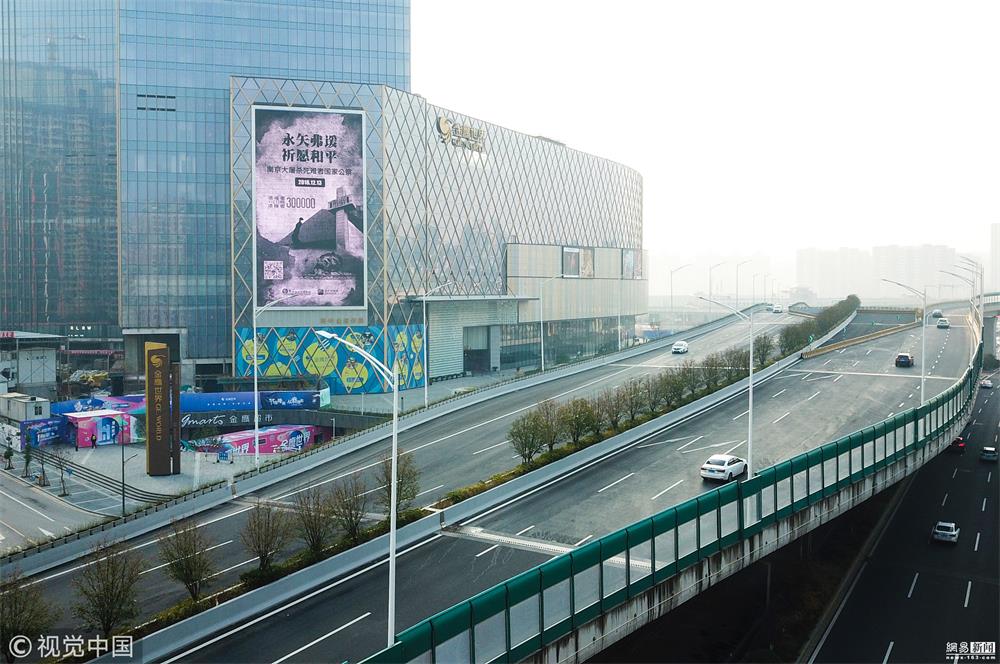 2018年12月12日,南京大屠杀死难者国家公祭日来临之际,南京多处户外大屏滚动播出12·13国家公祭日公益海报,深切缅怀南京大屠杀死难者,深切缅怀所有惨遭日本侵略者杀戮的死难同胞,深切缅怀为中国人民抗战胜利献出宝贵生命的革命先烈和民族英雄。