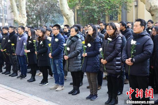 高校师生走进南京大屠杀死难者丛葬地悼念逝者祈愿和平