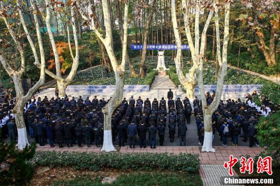 高校师生走进南京大屠杀死难者丛葬地悼念逝者祈愿和平