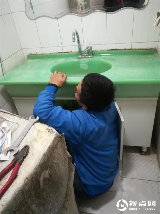 安装节水器具面盆.jpg