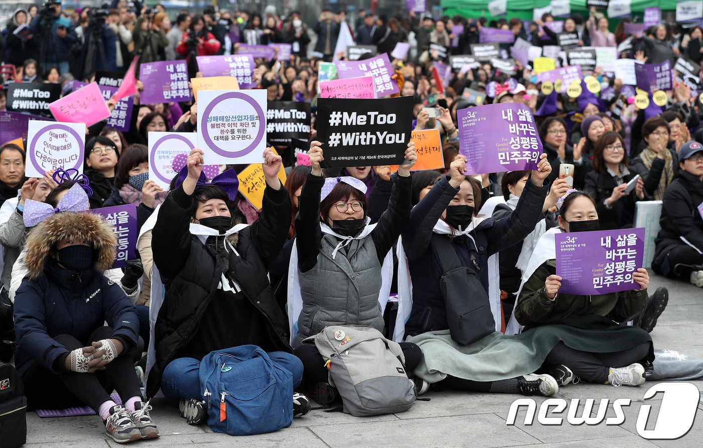 不少韩国女性上街支持“MeToo”反性侵运动。