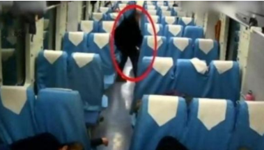 67岁老人火车上偷手机被抓跪地求饶 网友：法律面前人人平等