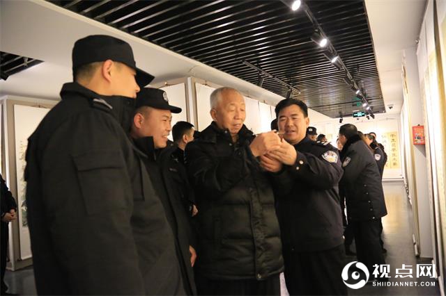 绥德县公安局组织党员民警参观“名州廉韵”书法美术摄影作品展